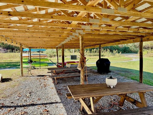 Charming 2-Bedroom Cabin Nestled on Craig Creek in Eagle Rock