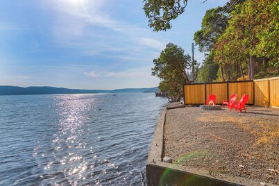  Hood Canal Lounge – Waterfront Beach House with Hot Tub & Disco Lounge