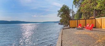 Hood Canal Lounge – Waterfront Beach House with Hot Tub & Disco Lounge