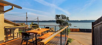  Hood Canal Lounge – Waterfront Beach House with Hot Tub & Disco Lounge