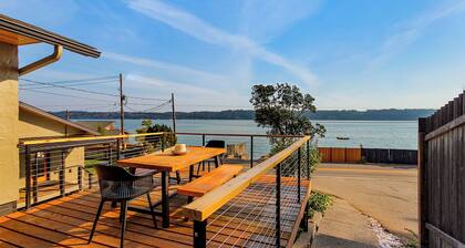 Hood Canal Lounge – Waterfront Beach House with Hot Tub & Disco Lounge