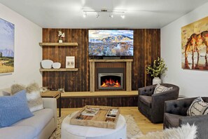 Smart TV, fireplace - The Timberline House | Modern Mountain Comfort | Walk to Town & Near Lifts (Ketchum)