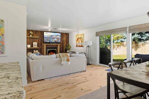 Smart TV, fireplace - The Timberline House | Modern Mountain Comfort | Walk to Town & Near Lifts (Ketchum)