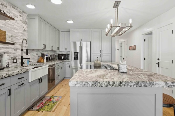 Fridge, microwave, oven, stovetop - The Timberline House | Modern Mountain Comfort | Walk to Town & Near Lifts (Ketchum)