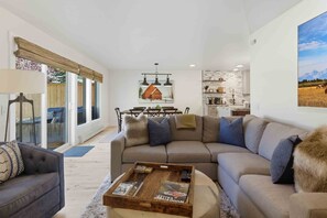Smart TV, fireplace - The Timberline House | Modern Mountain Comfort | Walk to Town & Near Lifts (Ketchum)