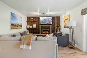 Smart TV, fireplace