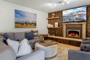 Smart TV, fireplace - The Timberline House | Modern Mountain Comfort | Walk to Town & Near Lifts (Ketchum)