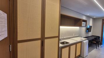 Luxury Double Room, Pets Allowed | Private kitchen | Mini-fridge, microwave, cookware/dishes/utensils