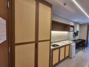 Luxe tweepersoonskamer, huisdieren toegestaan | Privékeuken | Een minikoelkast, een microgolfoven, kookgerei, borden en bestek