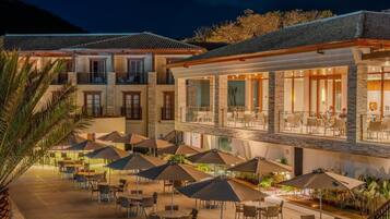 Quarto casal superluxo, aceita animais de estimação | Opções para refeição ao ar livre