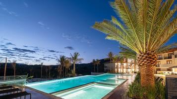 Quarto casal superluxo, aceita animais de estimação | Piscina | 3 piscinas externas