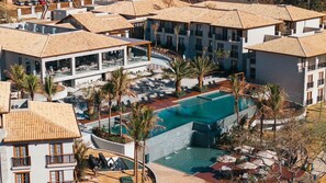 Luxe tweepersoonskamer, huisdieren toegestaan | Woonruimte | Een 40-inch flatscreentelevisie met digitale zenders en speelgoed