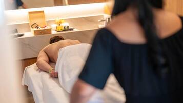 Een sauna, een bubbelbad, een stoombad, warm/mineraalwaterbronnen