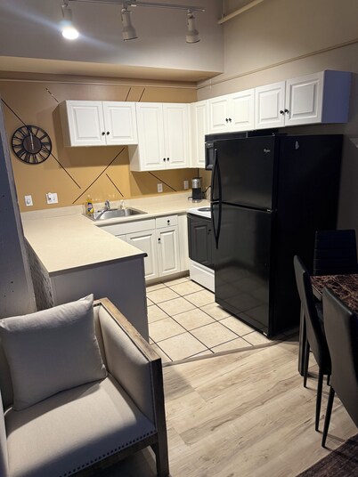 Modern Downtown Cleveland Getaway w/ Gym + Sauna