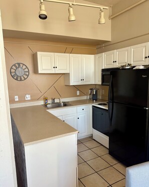 Microondas, horno, parrilla de estufa y lavavajillas 