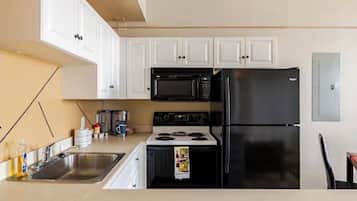 KĂŒhlschrank, Mikrowelle, Ofen, Herdplatte