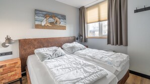 Căn hộ | 1 phòng ngủ, trang bị nội thất với thiết kế riêng biệt, bộ trải giường