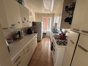 Mikrobølgeovn, ovn, kokeplater og oppvaskmaskin