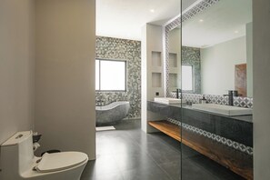 Separate bathtub and shower, free toiletries, hair dryer, bidet - Villa MJ Modern 4BR with Pool & Rooftop (Canggu)