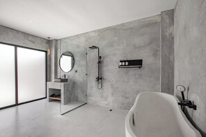 Separate bathtub and shower, free toiletries, hair dryer, towels - Villa MJ Modern 4BR with Pool & Rooftop (Canggu)