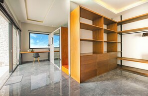 مكتب ومساحة عمل للكمبيوتر المحمول ومكواة/لوح كي وواي فاي مجانًا