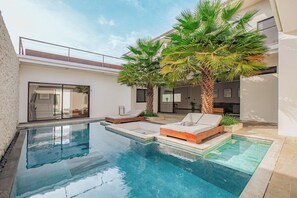 حمّام سباحة خارجي