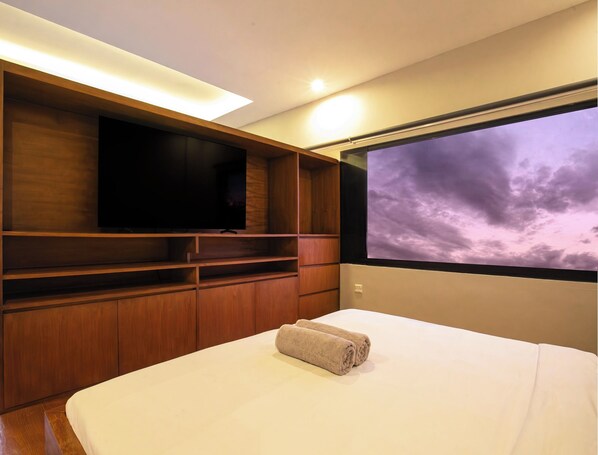 مكتب ومساحة عمل للكمبيوتر المحمول ومكواة/لوح كي وواي فاي مجانًا