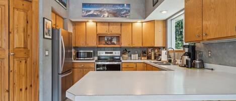 Frigorífico, microondas, horno y placa de cocina