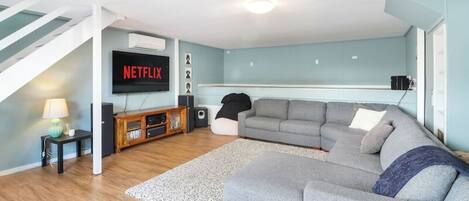 Smart-TV, Kamin, DVD-Player, Bücher