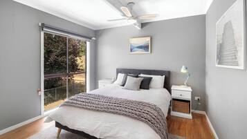 4 bedrooms, desk, iron/ironing board, travel crib