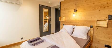 1 bedroom, iron/ironing board, travel cot