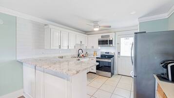 Geladeira, micro-ondas, cooktop, lava-louças