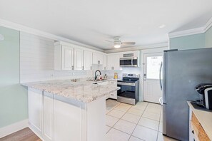 Geladeira, micro-ondas, cooktop, lava-louças