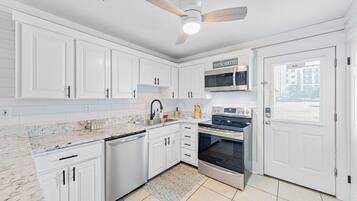 Geladeira, micro-ondas, cooktop, lava-louças