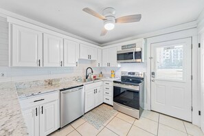 Geladeira, micro-ondas, cooktop, lava-louças