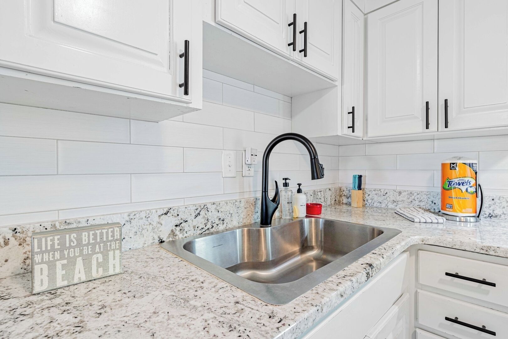 Kühlschrank, Mikrowelle, Herdplatte, Geschirrspüler