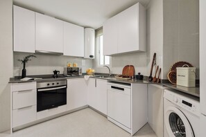 Kjøleskap, mikrobølgeovn, ovn og kokeplater