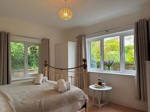 2 dormitoris, planxa i posts de planxar, un bressol de viatge i wifi 