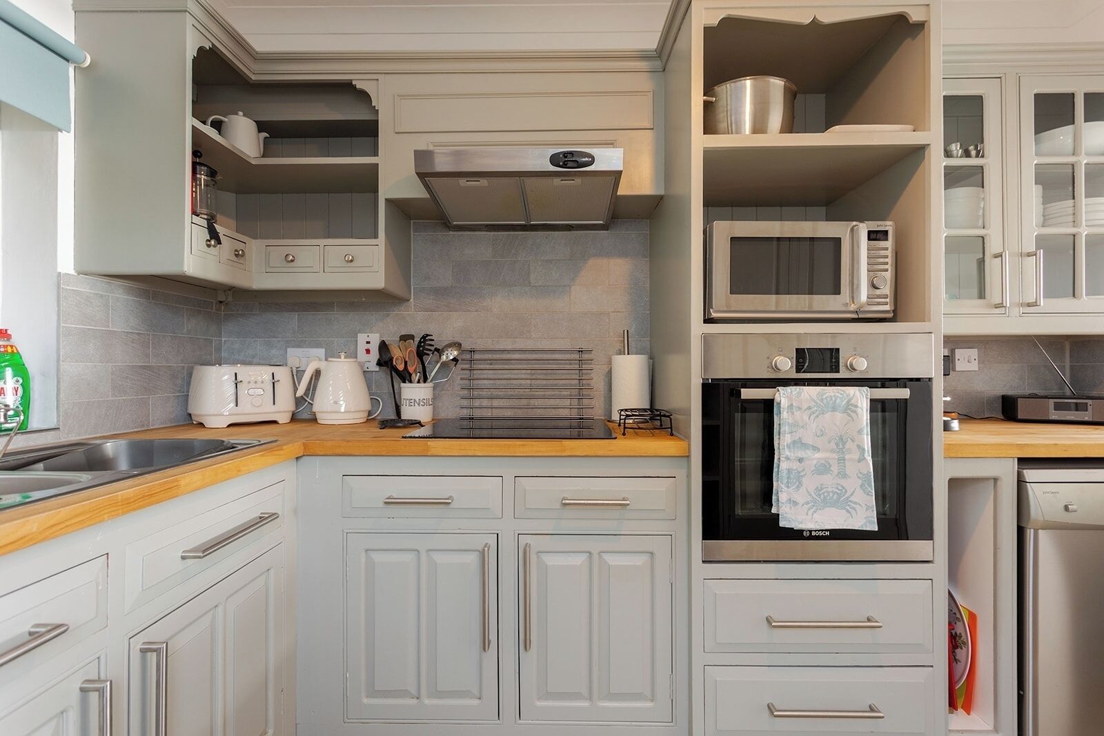 Refrigerador, microondas, horno y parrilla de estufa 