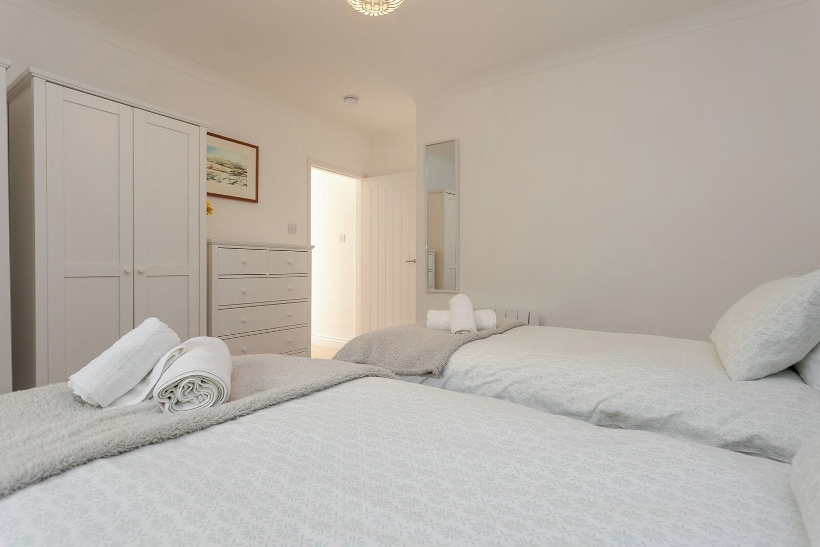 2 habitaciones, tabla de planchar con plancha, cuna de viaje y wifi 