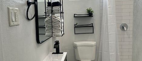 تجهيزات دش، مجففات شعر، مناشف، صابون