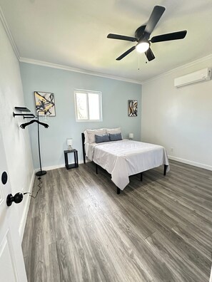 2 makuuhuonetta, silitysrauta/-lauta, ilmainen Wi-Fi, vuodevaatteet