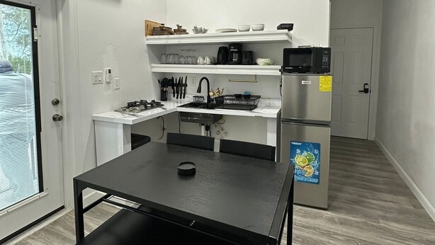 Coffee/tea maker, fridge, microwave, oven - Modern 2-bedroom apartment in Nassau, steps away from the beach. (Nassau)