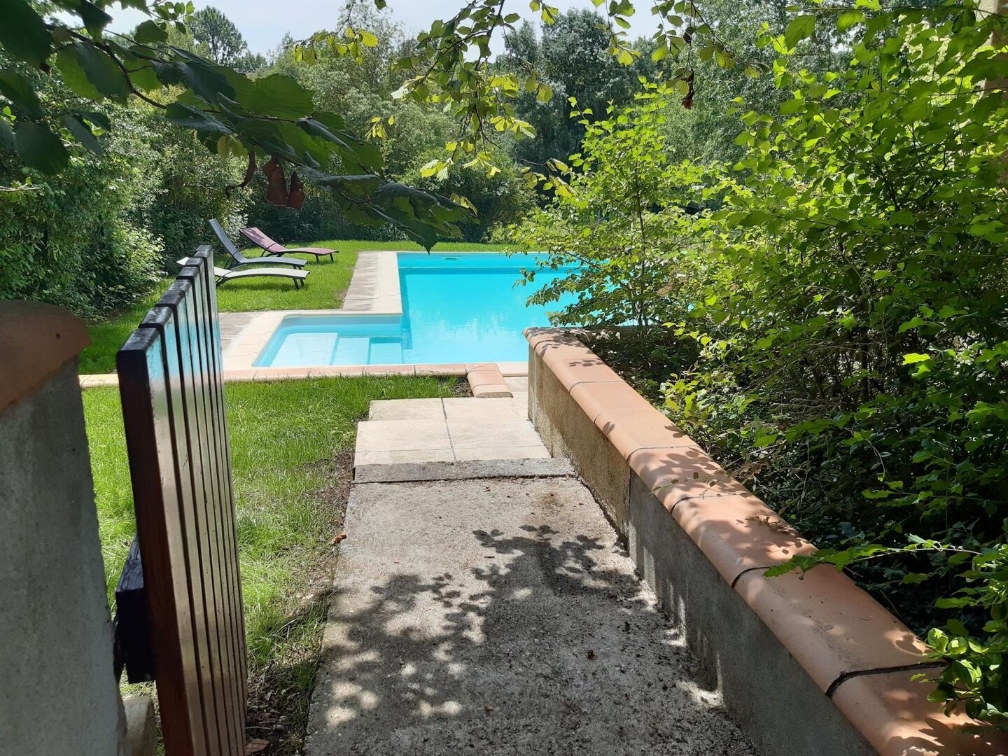 Barginac - Navès - Gîtes de France Sud - entrée piscine