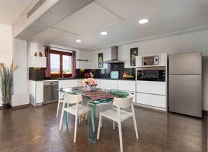 Kjøleskap, mikrobølgeovn, ovn og oppvaskmaskin