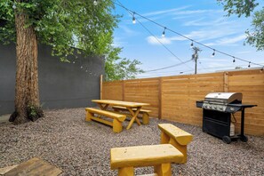BBQ/picnic Area - Charming Downtown Cottage (Colorado Springs)