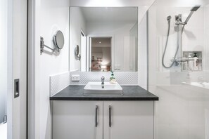 Haartrockner, Handtücher, Seife, Shampoo