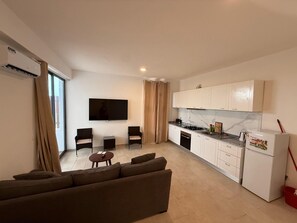 LÀgenhet - 2 sovrum - balkong - utsikt mot trÀdgÄrden | Vardagsrum