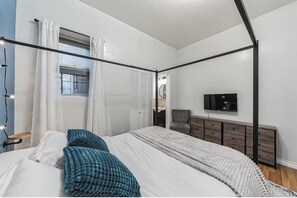 1 bedroom, iron/ironing board, WiFi, bed sheets - Modern  Bright 1-bedroom condo in Rittenhouse Square- Center City Philadelphia (Philadelphia)