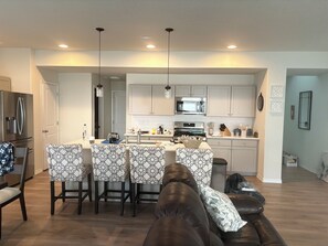 Mikrobølgeovn, ovn, kokeplater og oppvaskmaskin